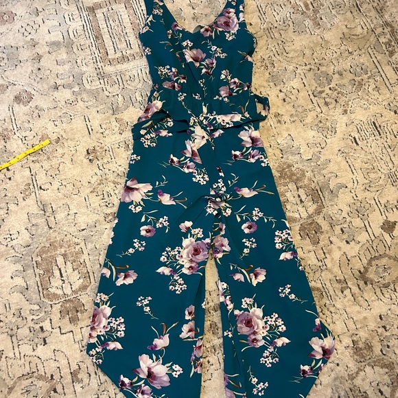 Woman’s floral pant outfit - Picture 1 of 6